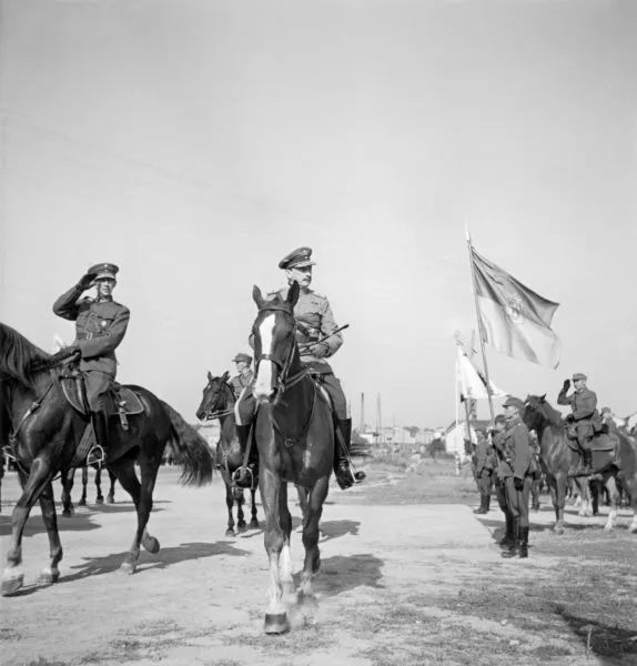 Marsalkka Carl Gustaf Mannerheim tarkasti joukot sotaharjoituksen päätteeksi.