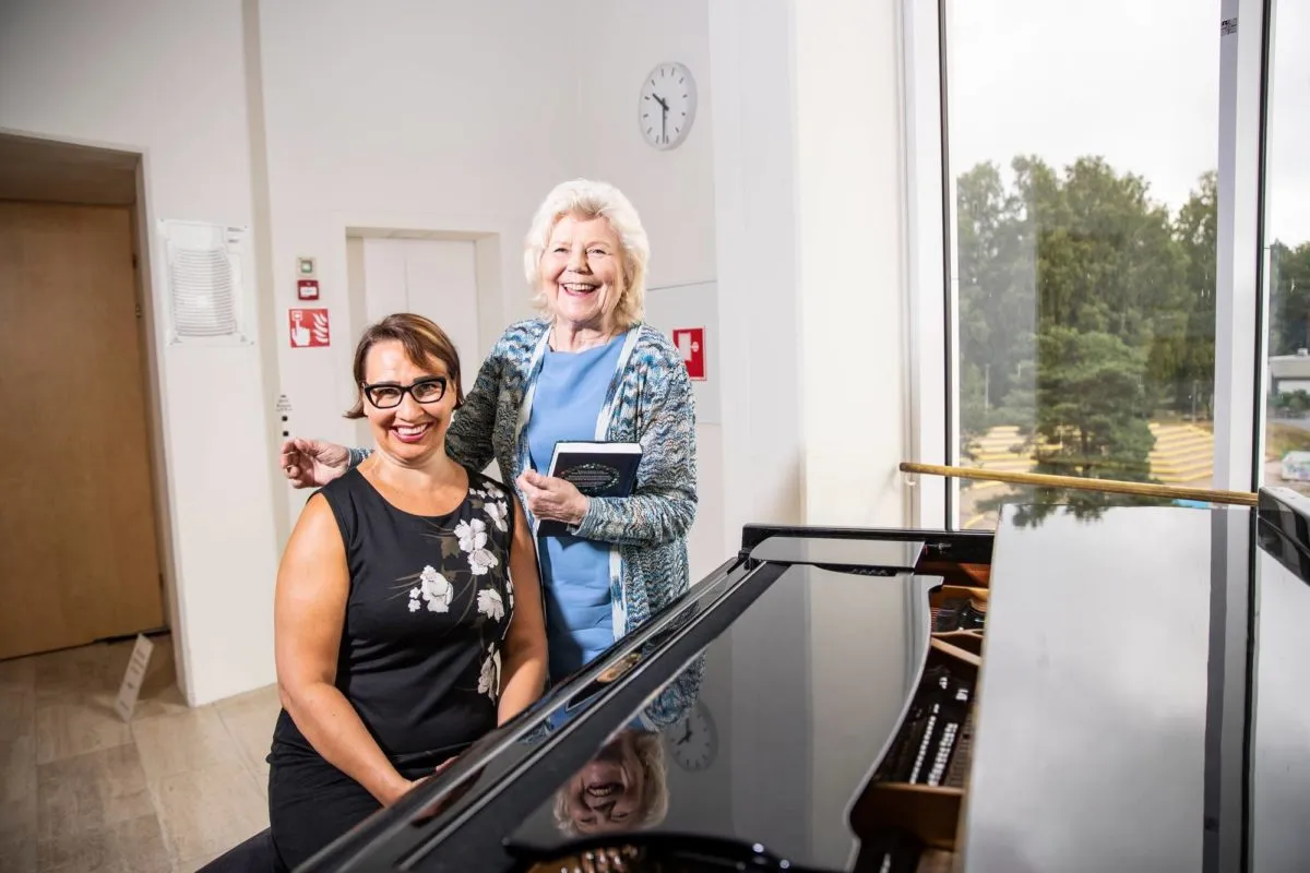 Liisa Lindgren, 80, aloitti lauluopinnot seitsemän vuotta sitten ja on nyt Krista Pellikan opissa.
