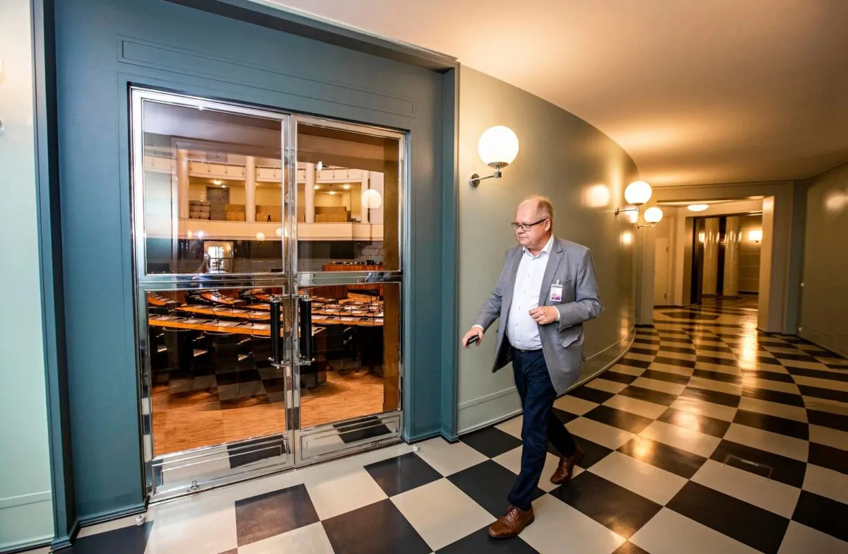 Timo Haapala täysistuntosalia kiertävällä käytävällä. Puhemiehenä Paavo Lipponen halusi rajoittaa toimittajien liikkumista käytävällä.