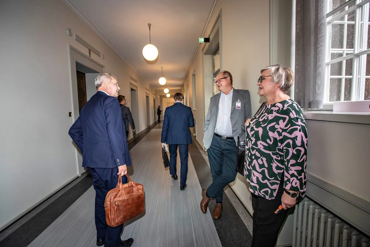 Pääministeri Antti Rinne, Timo Haapala ja keskustan kansanedustaja Anu Vehviläinen.