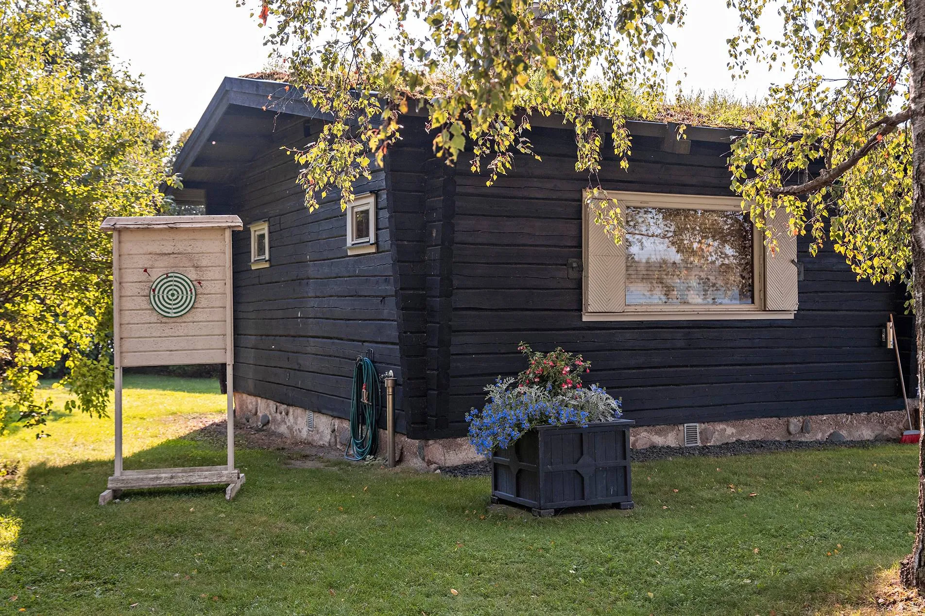 Ruohokattoinen sauna lämpiää sähköllä.