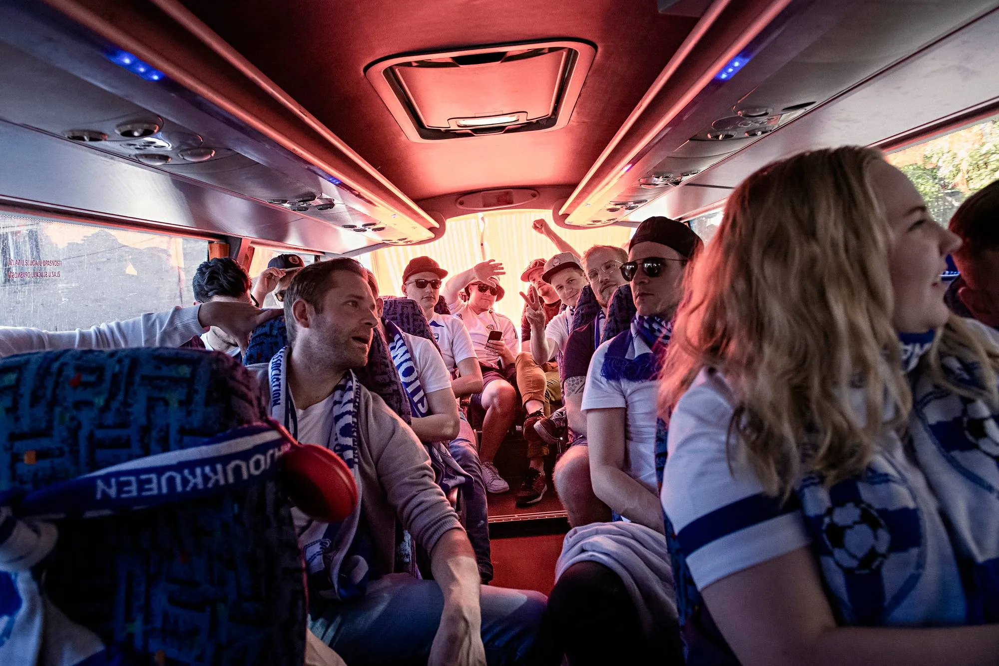 Bussimatka pelipaikkakunnalle muuttuu kärsimykseksi. Kuski ei halua avata vessaa.