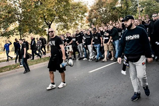 Bosnia ja Hertsegovinan mustiin pukeutuneet ultrat marssivat Zenican keskustassa.