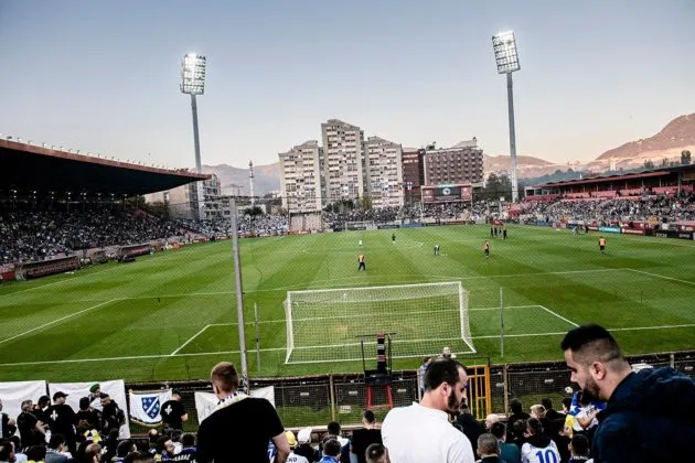 Bosnialaiset ja suomalaiset fanit eristetään eri katsomoihin Bilino Poljen stadionilla.