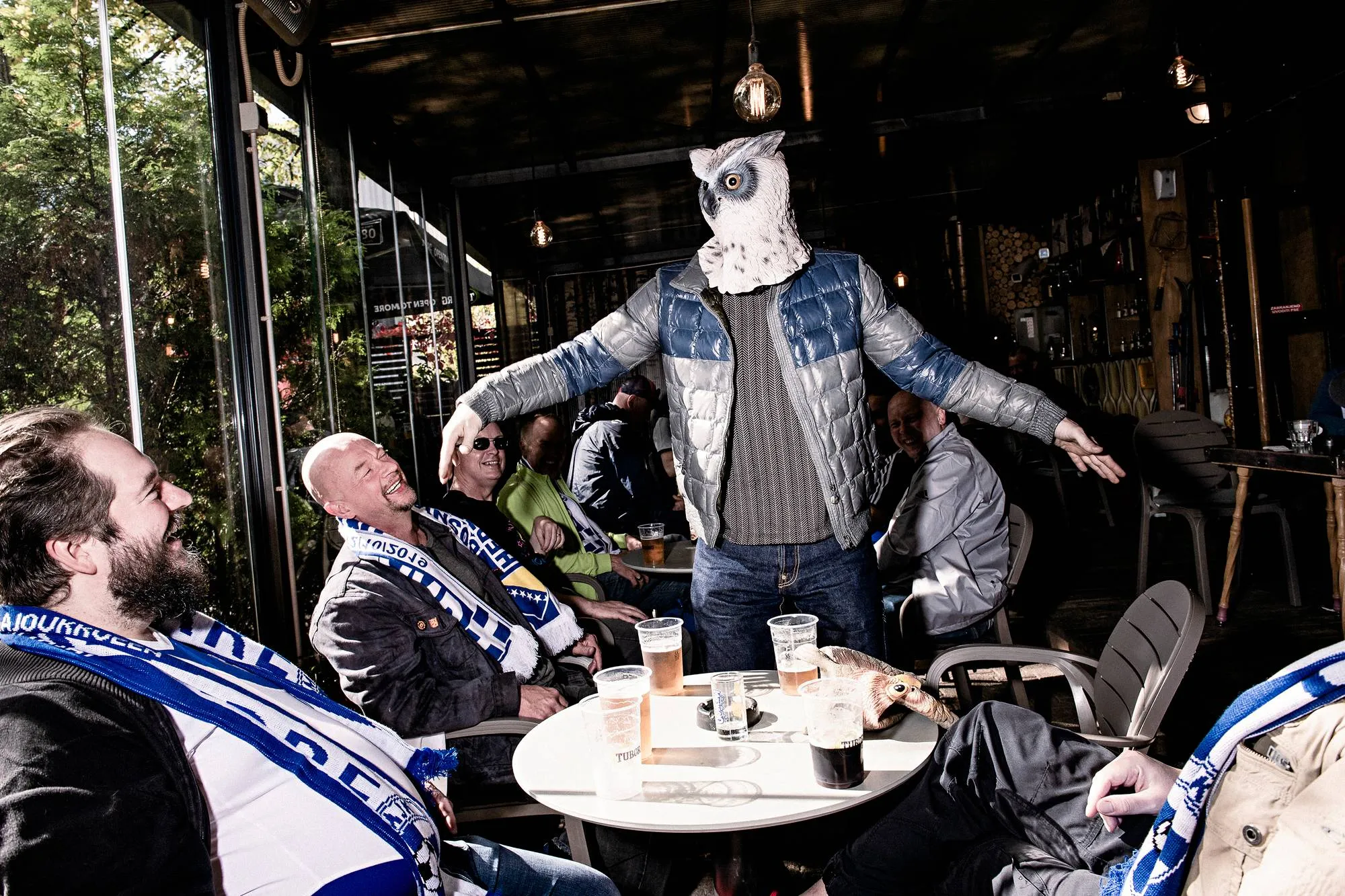 Huhuu! Fanit nauttivat auringosta ja oluesta Cafe Titossa Sarajevossa.