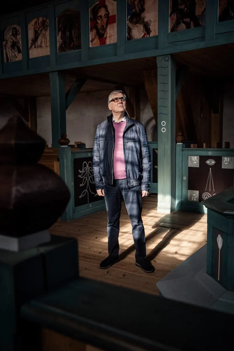 Ojansivulla on yhä avaimet Pyhän Olavin kirkkoon. Kuutti Lavosen ja Osmo Rauhalan maalaukset kuvittavat kirkon sisätiloja.