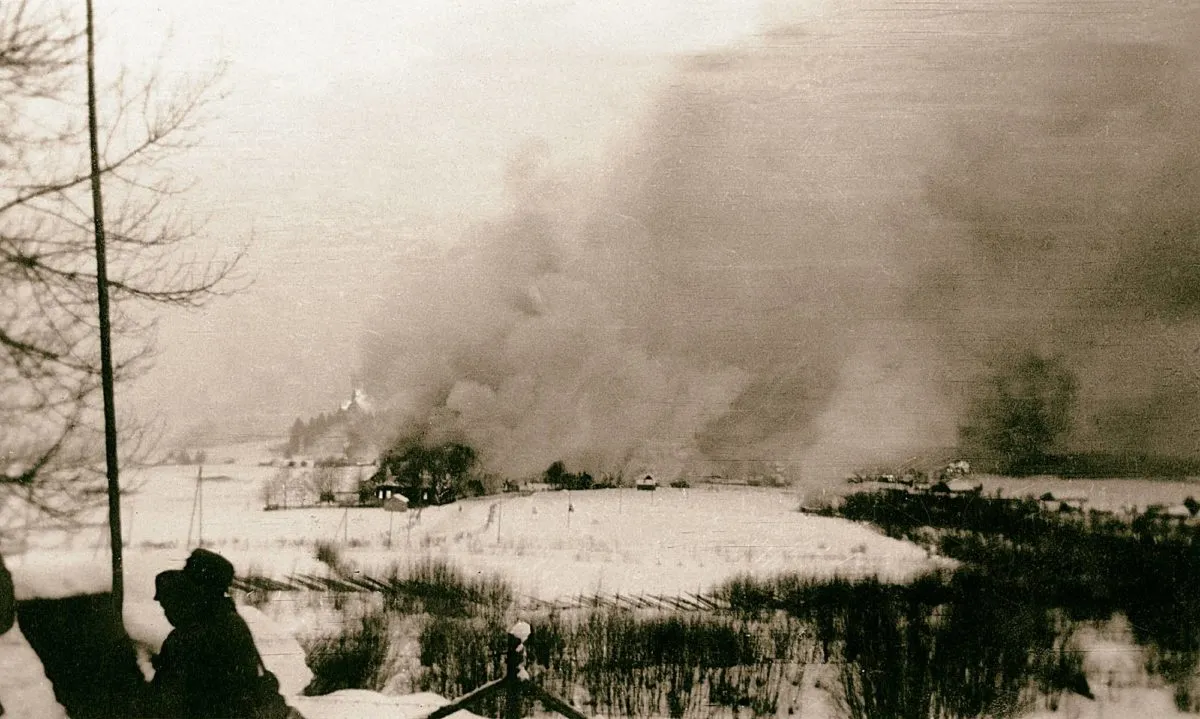 Talvisodassa vetäytyvät suomalaisjoukot polttivat Kivennavan kirkonkylän. Kunnalliskodin mielisairasosasto säästettiin.