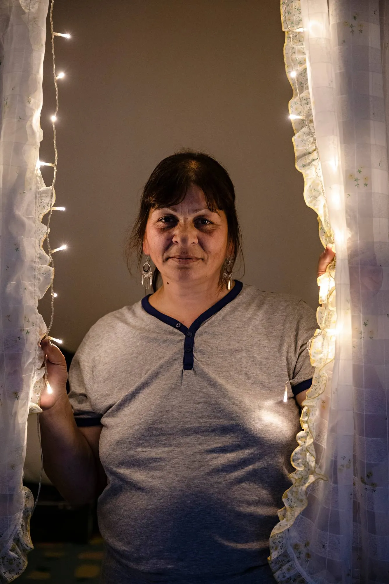 Elena Dima on löytänyt roskiksesta verhot ja toimivat jouluvalot, jotka hän on ripustanut alkovinsa eteen. Ennen hätämajoituksen avautumista hän yöpyi ulkona kuten muutkin. Metsään Dima ei kuitenkaan leiriytynyt, sillä hän pelkää pimeää.