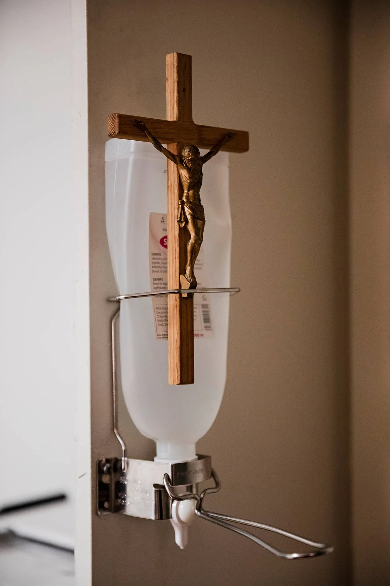 Krusifiksi on löytänyt paikkansa Helsingin Diakonissalaitoksen hätämajoituskeskuksen toimistossa. Aiemmin Alppikadulla tarjottiin tuettua asumista muun muassa päihdeongelmaisille.