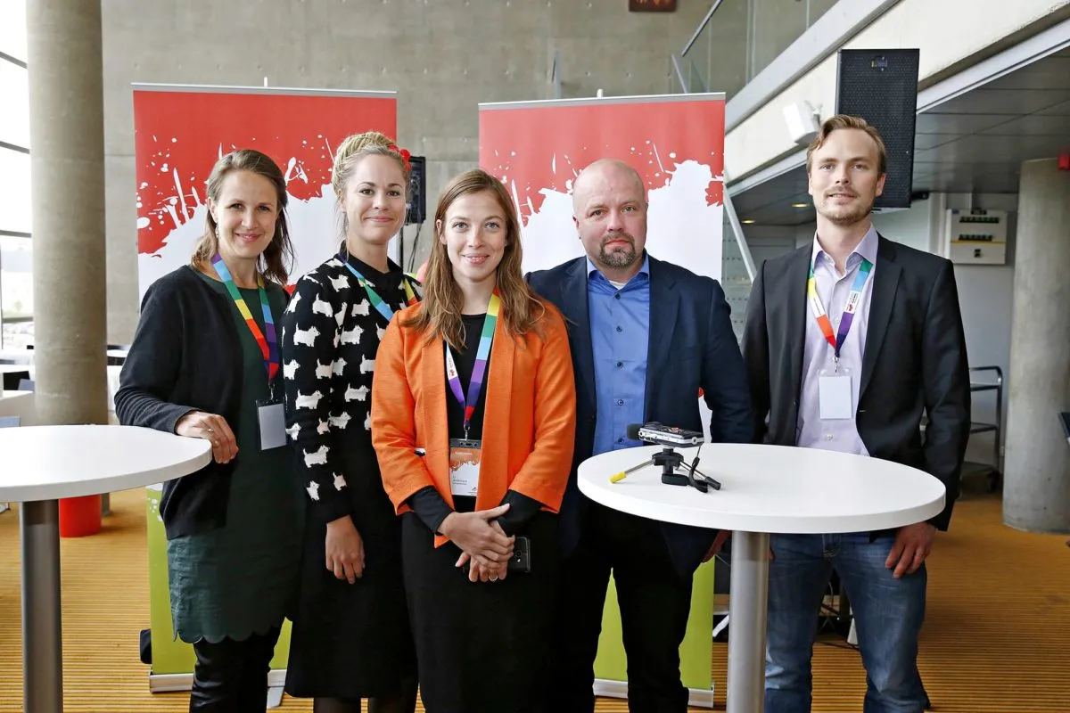 Vain puheenjohtaja Li Andersson (kesk.) ja puoluesihteeri Joonas Leppänen (oik.) hakevat jatkokautta tehtäviinsä. Varapuheenjohtajat Veronika Honkasalo (vas.), Hanna Sarkkinen ja Juho Kautto jättävät paikkansa.