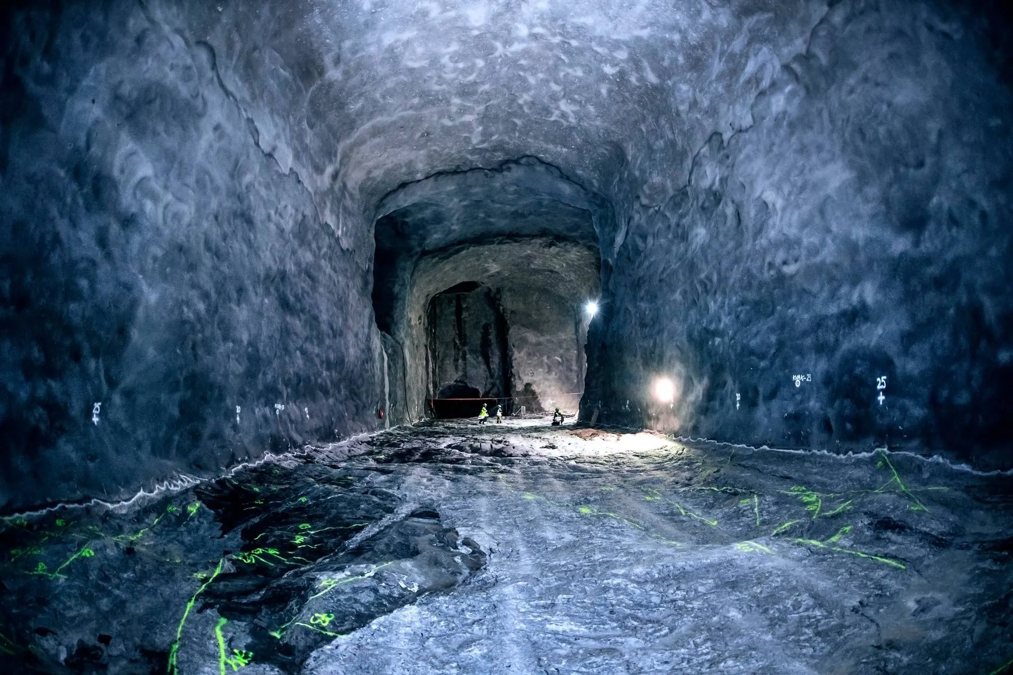 Ydinjätesäiliöt tuodaan Onkaloon ison hallin katossa olevan kuilun kautta. Hallista lieriöt kuljetetaan niille varattuihin kaivoihin.