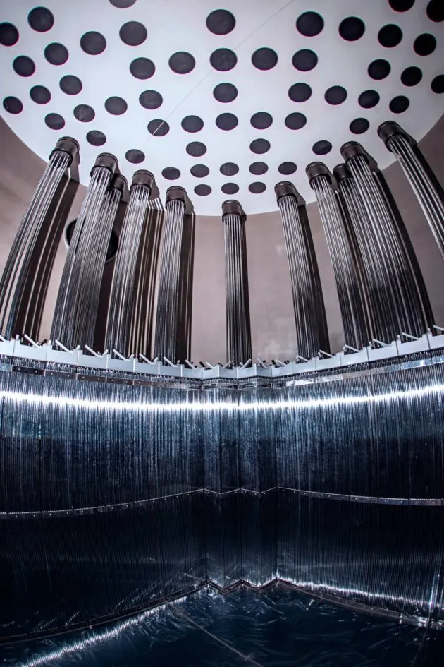 Olkiluodon vierailukeskuksessa on nähtävillä ydinreaktorin malli. Uraanisauvat ovat ydinreaktorissa isoissa nipuissa.