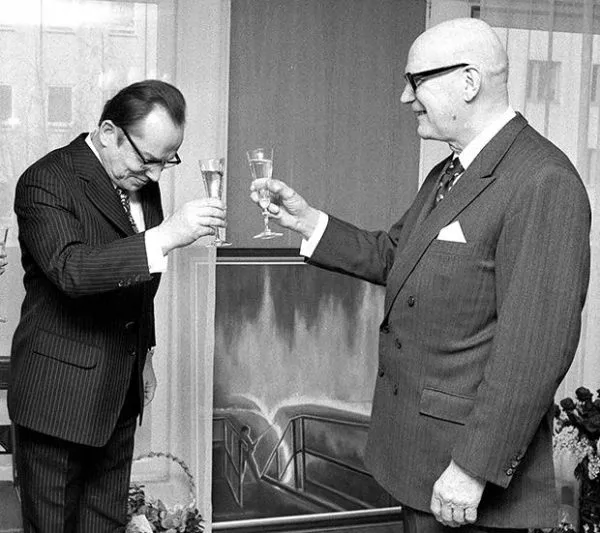 Presidentti Urho Kekkonen kävi onnittelemassa Ahti Karjalaista tämän 50-vuotispäivillä helmikuussa 1973.