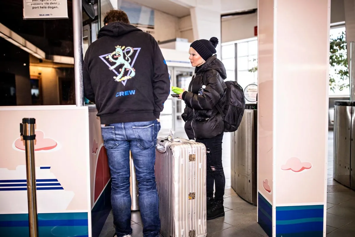 Paula Vesala esiintyi helmikuussa ruotsinlaivalla. Kiertuehenkilökunnan huppareihin on painettu mukaelma leijonavaakunasta.