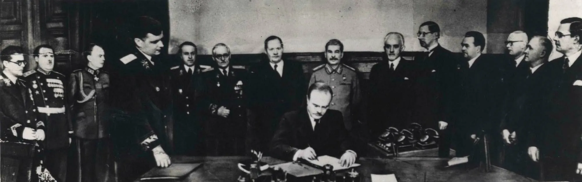 YYA-sopimus solmittiin huhtikuussa 1948. Allekirjoittamassa Neuvostoliiton ulkoministeri Vjatšeslav Molotov, jonka takana seisovat pääministeri Mauno Pekkala ja Neuvostoliiton johtaja Josif Stalin.