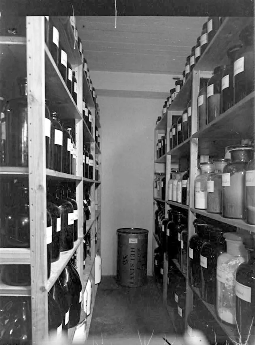 Yliopiston apteekin lääkevarasto Helsingissä helmikuussa 1955.