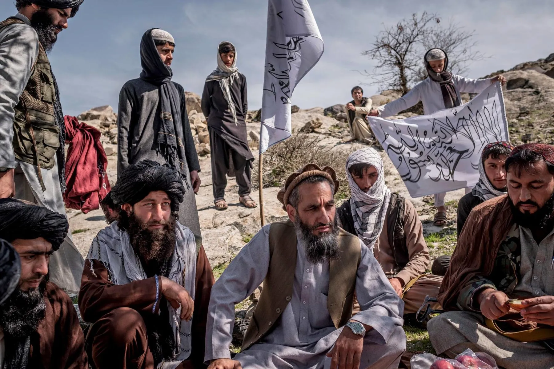 Talibanin edustajia liikkeen hallitsemalla alueella Laghmanin maakunnassa keväällä 2020.