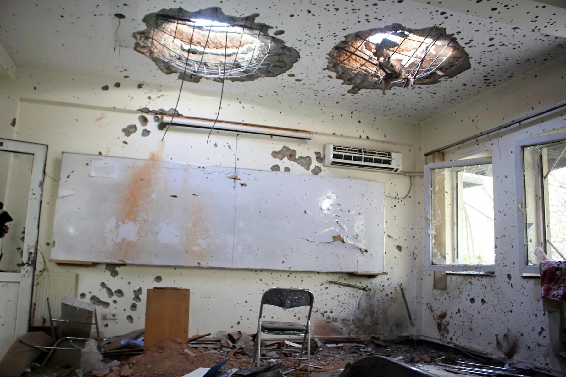 Kabulin yliopistoon marraskuussa 2020 tehdyn hyökkäyksen jälkiä.
