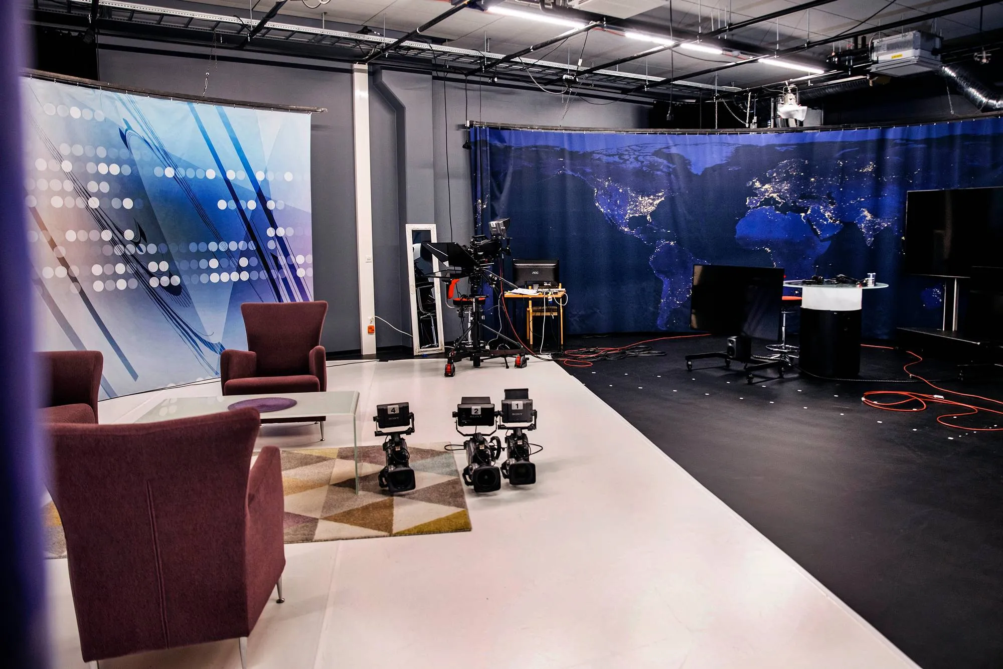 AlfaTV:n studiossa tehdään Sanna Ukkolan juontamaa keskusteluohjelmaa.