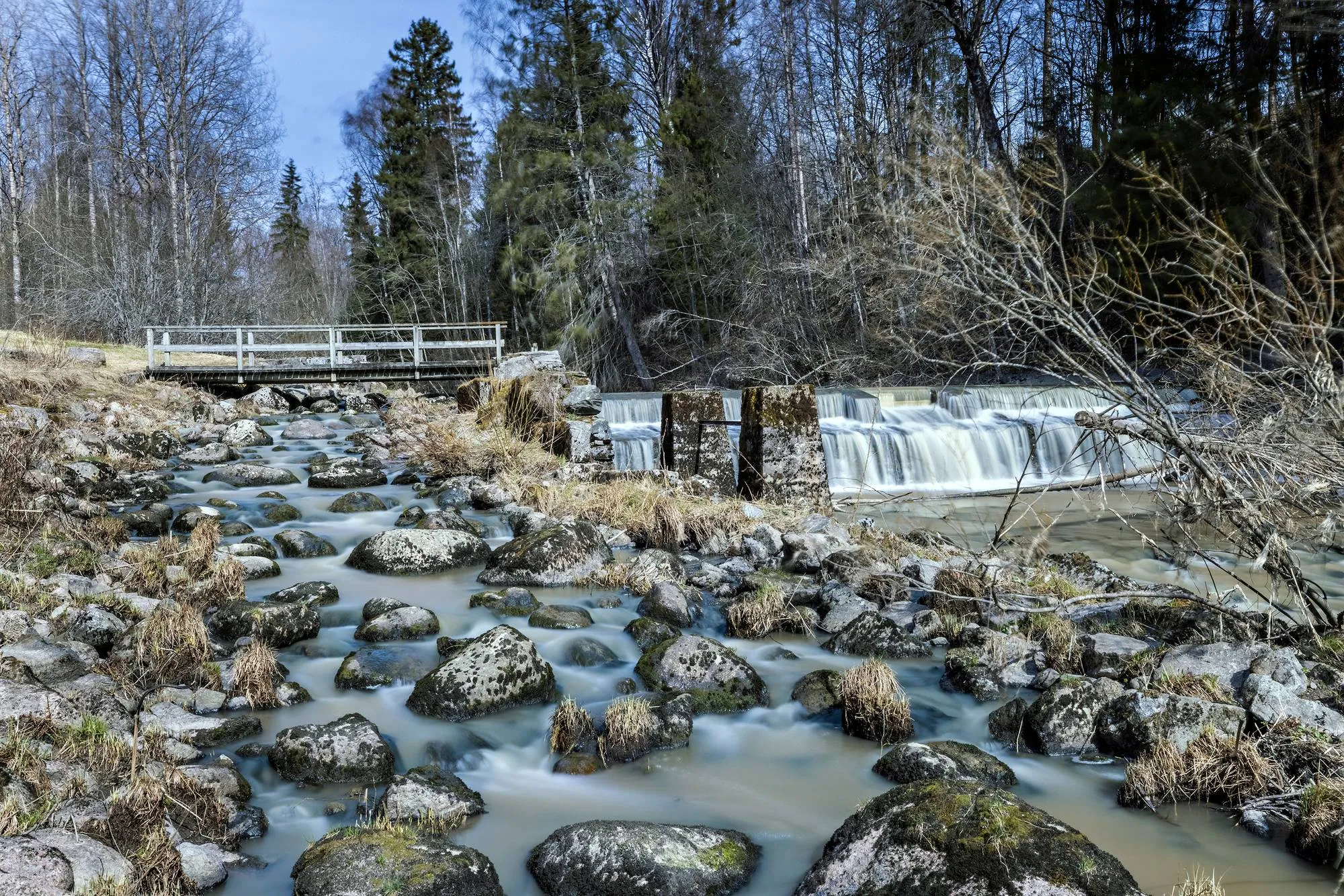 Brobölen pato ja kalatie Sipoonjoessa. Paikalla sijaitsi mylly 1970-luvun alkuun asti.