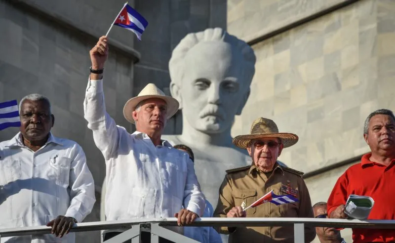 Kuuban presidentti Miguel Díaz-Canel (toinen vas.) ja hänen edeltäjänä Raúl Castro (toinen oik.).