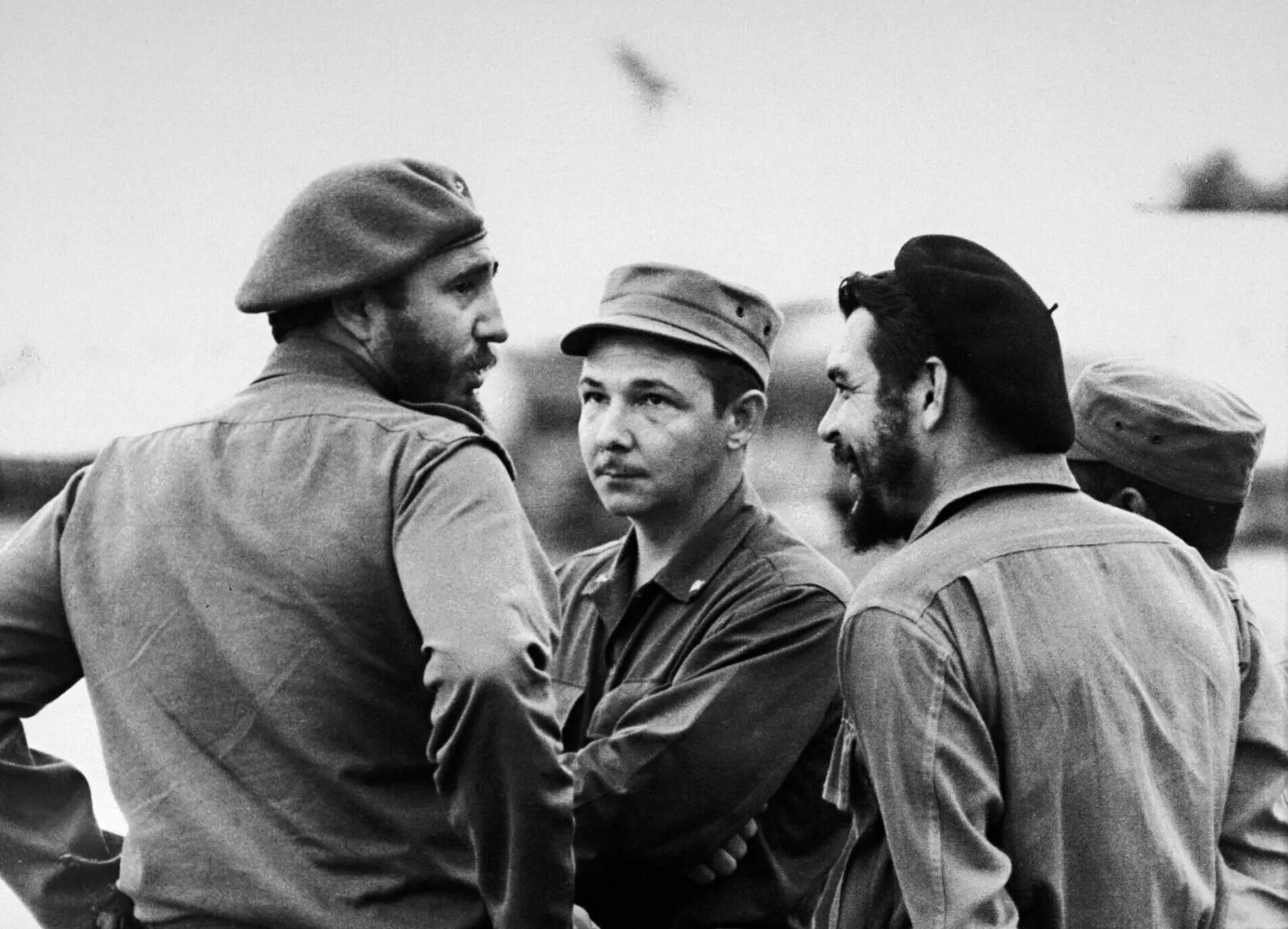 Fidel ja Raúl Castro Che Guevaran kanssa Havannassa vuonna 1959.