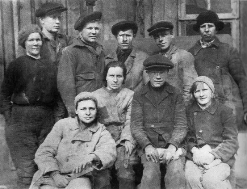 Uralille töihin määrättyjä suomalaisia siirtolaisia 1930-luvun lopulla Kamensk-Uralskissa ennen suurta vangitsemisaaltoa.