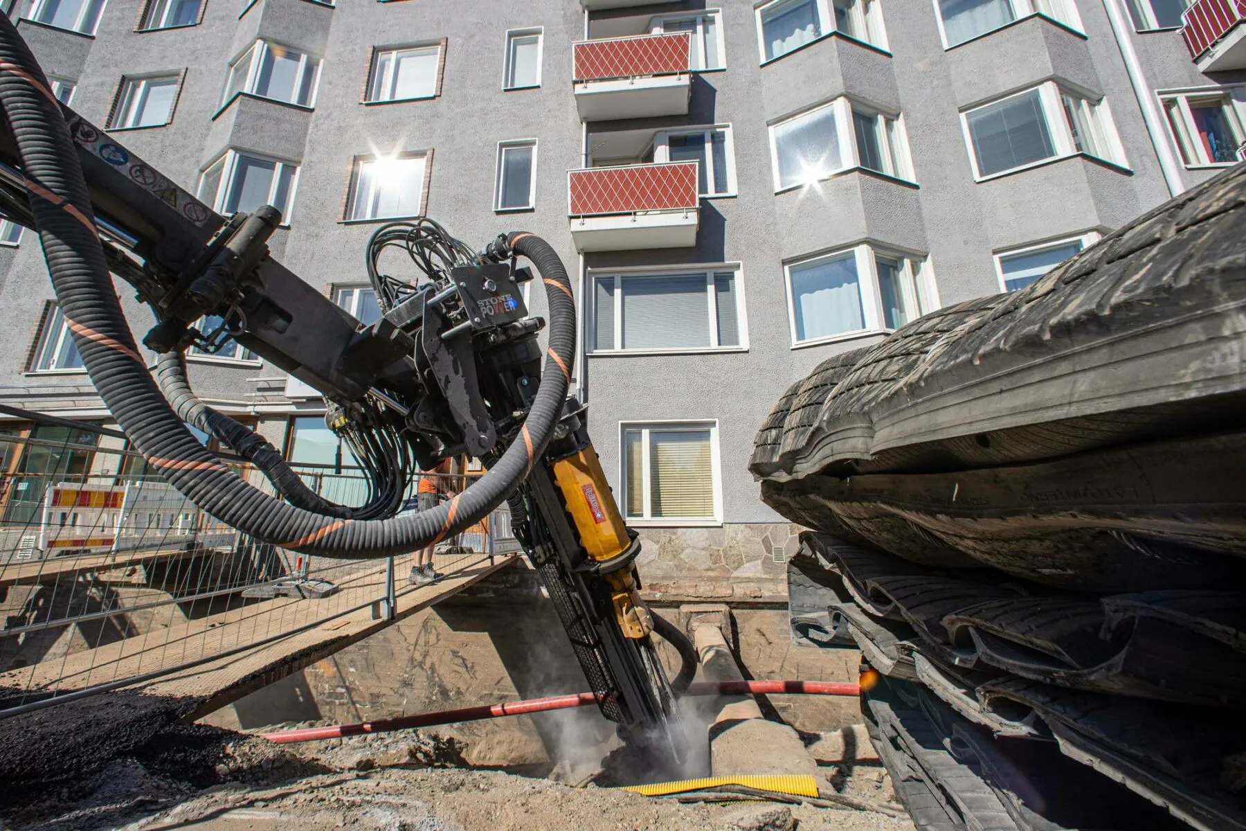Sepänkadulla Amurissa louhitaan peruskalliota kaapeleiden, putkien ja raitiotiekiskojen tieltä.