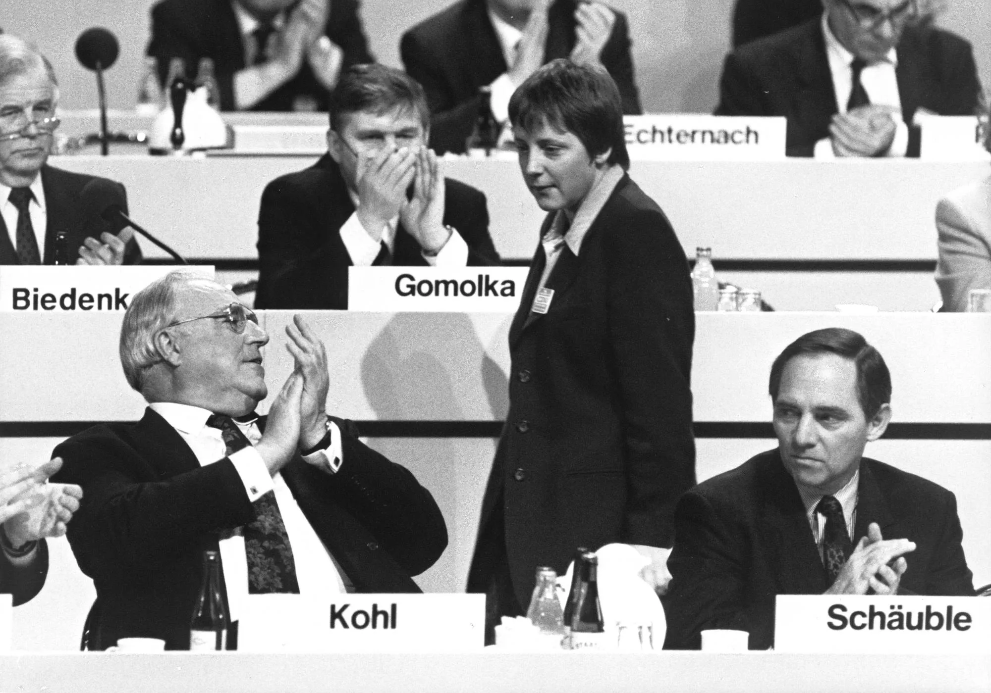 CDU:n johtaja, liittokansleri Helmut Kohl nosti Angela Merkelin nuoriso- ja perheasiain ministeriksi 1991.