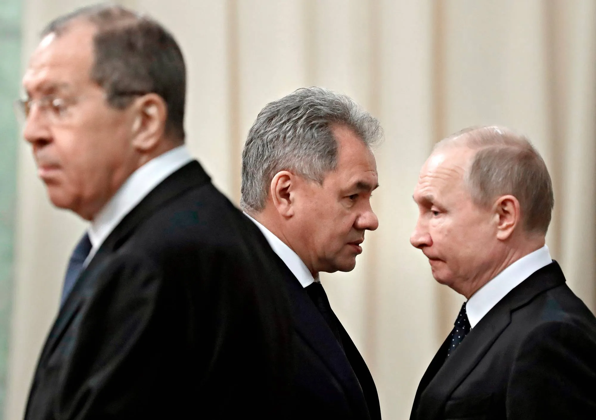 Puolustusministeri Sergei Šoigu (kesk.) kuuluu Vladimir Putinin luotettuun sisäpiiriin, Sergei Lavrov (vas.) taas pian kaksi vuosikymmentä jatkuneesta ulkoministerikaudestaan huolimatta ei.