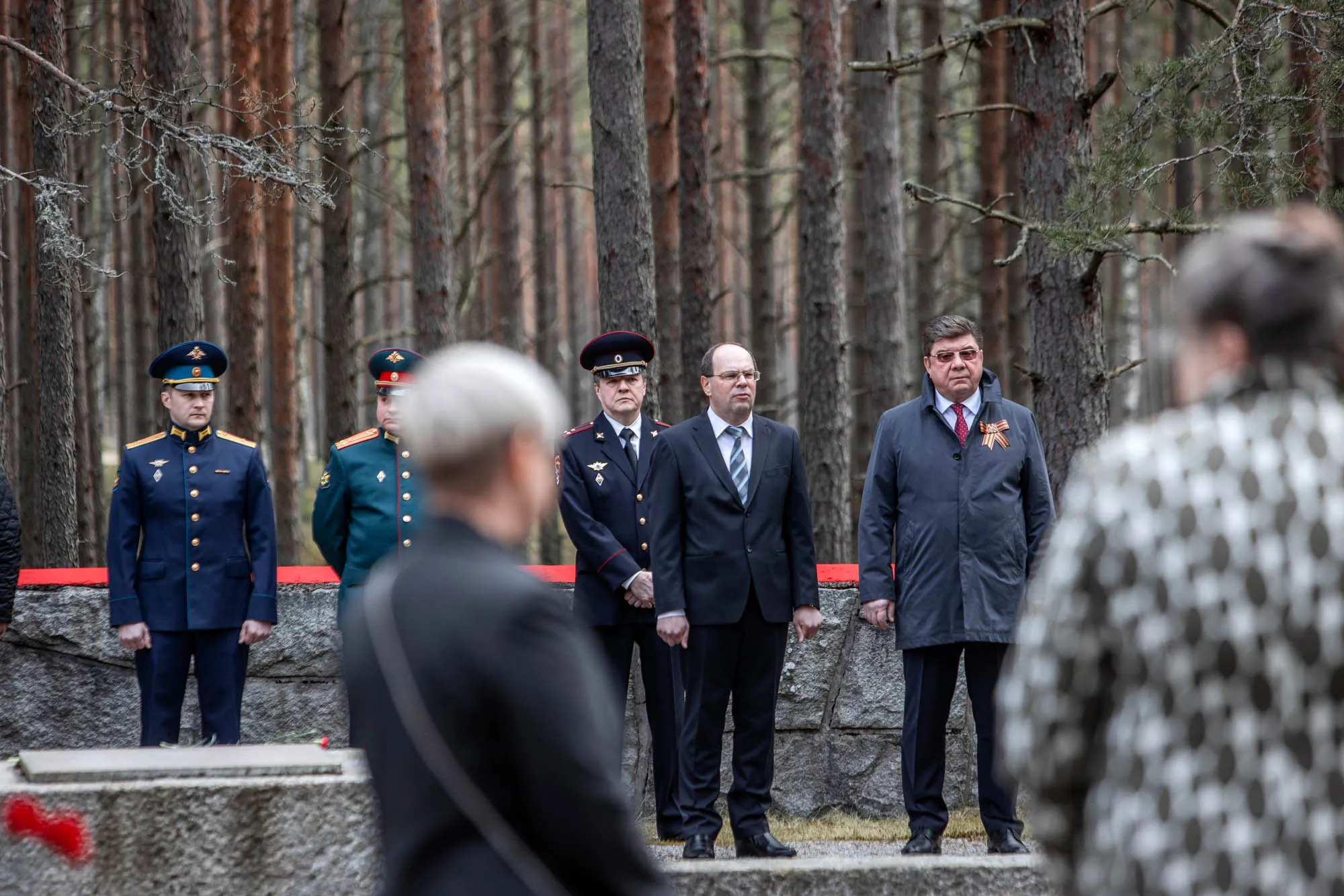 Valko-Venäjän suurlähettiläs Aleksei Samosuev (vas.) ja Venäjän suurlähettiläs Pavel Kuznetsov seuraavat voitonpäivän tilaisuutta. Kuznetsovilla on rinnassaan Yrjön nauha, joka on Venäjän sotilasylpeyden tunnus.