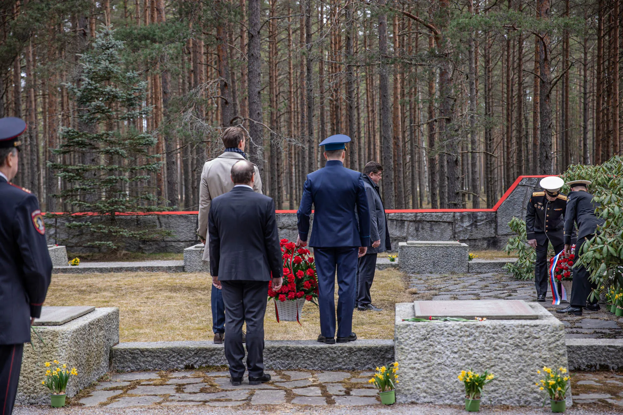 Hankoniemen taisteluissa kaatuneita neuvostosotilaita muistettiin tänään runsain kukkalaittein.