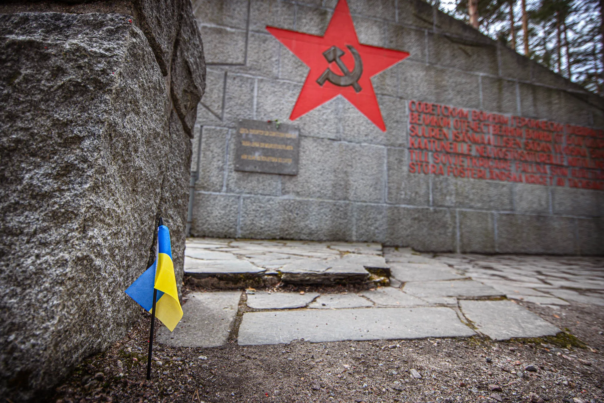 Ukrainan lippu seisoi hetken aikaa Täktomintien neuvostomonumentin portilla.