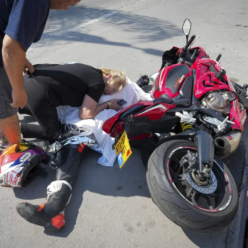 Israelilainen nainen Hamasin iskussa kuolleen sukulaisensa vierellä Sderotissa Etelä-Israelissa.