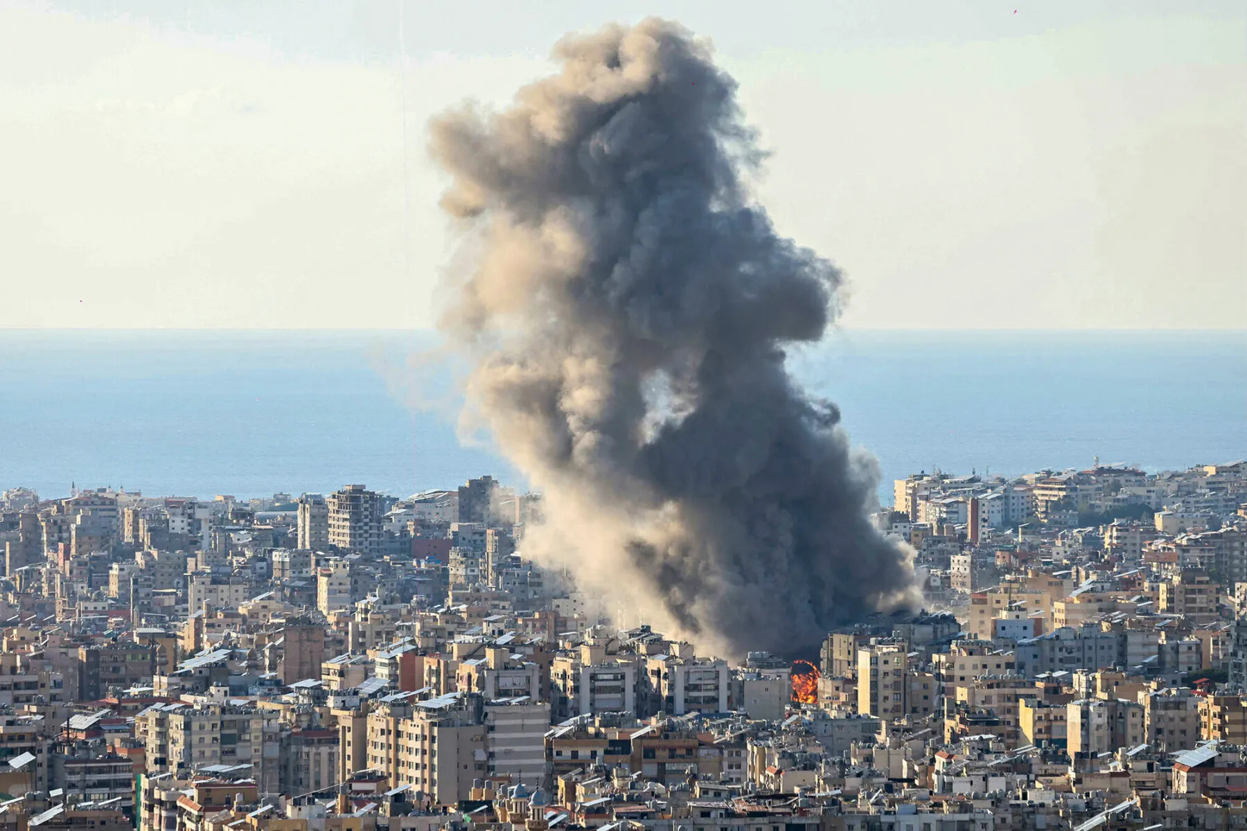 Iskut levisivät nopeasti eri puolille Lähi-itää. Israel pommitti Beirutin kaupunkia maanantaina 2. maaliskuuta.