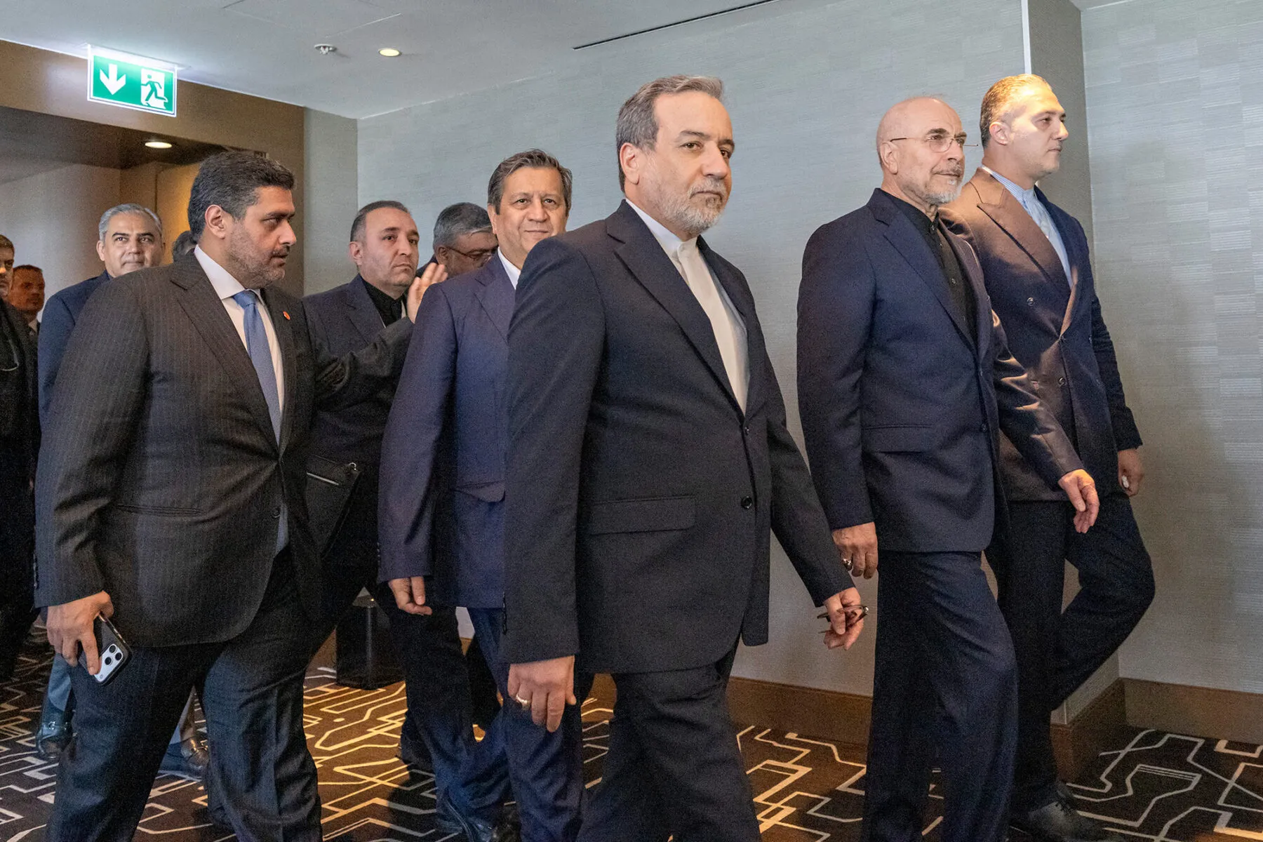 Iranin pääneuvottelijana toimii maan parlamentin puhemies Mohammad Bagher Ghalibaf (toinen oikealta).