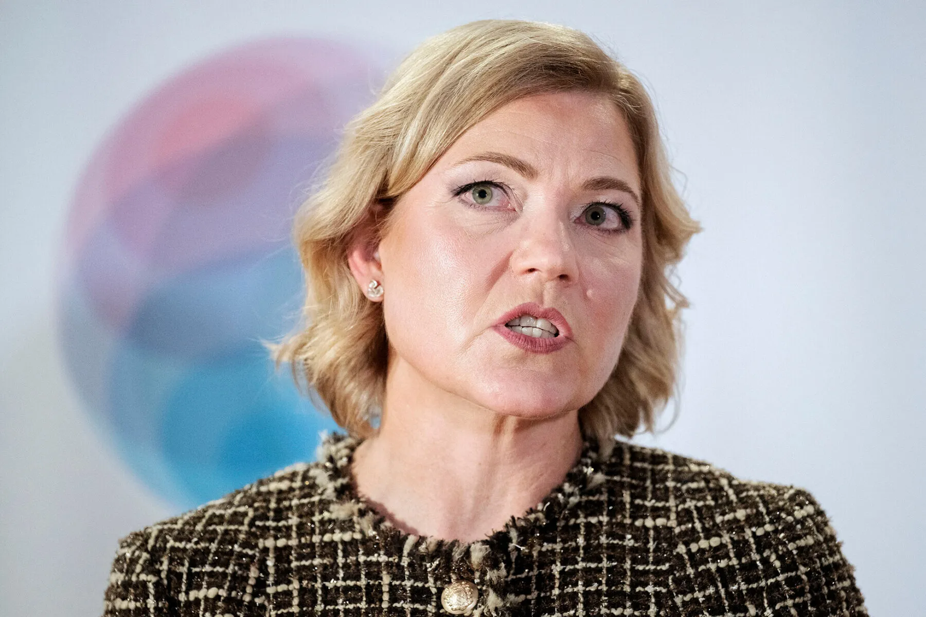 Komissaari Henna Virkkusen mukaan EU odottaa Metan muuttavan somepalveluidensa toimintaa myös Euroopassa.