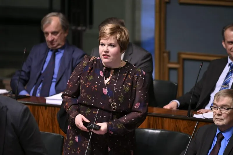 Rehulan seuraaja keskustan Annika Saarikko pyysi etämyynnistä lausunnon oikeuskanslerilta vuonna 2018 ja keskeytti sen jälkeen etämyyntiä koskeneen lain valmistelun.