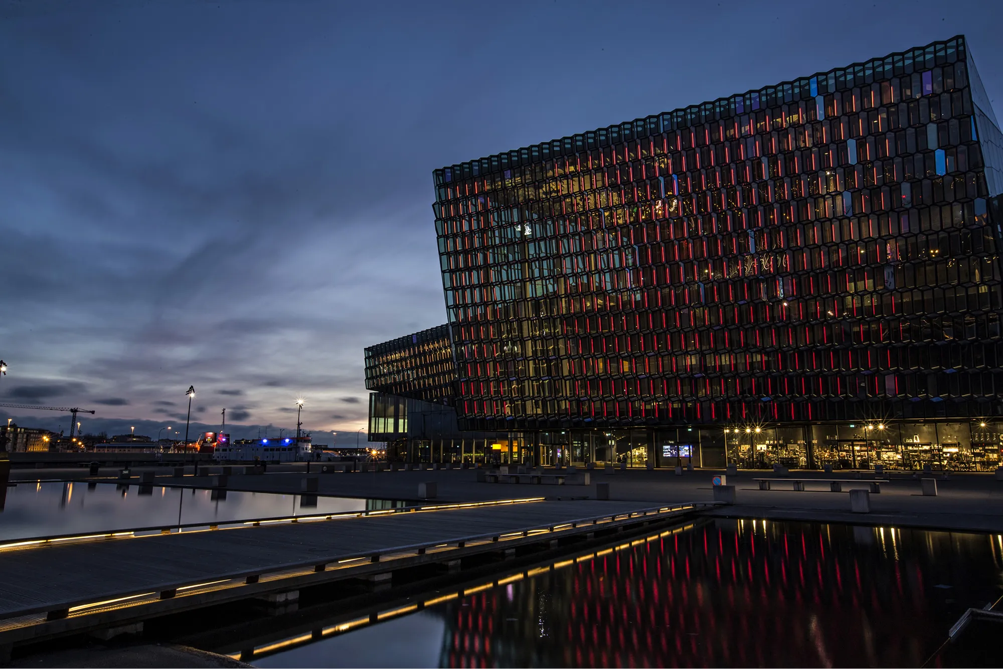 Musiikkitalo Harpa iltavalaistuksessa.