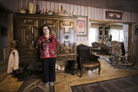 Hilja-Kyllikki Hakkarainen tulee surulliseksi, kun poikaa riepotellaan julkisuudessa.