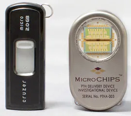 lääkkeitä annosteleva mikrosiru, vasemmalla muistitikku