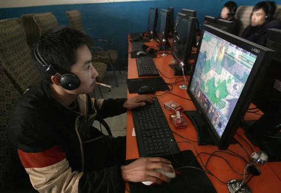 poika pelaa tietokonepeliä