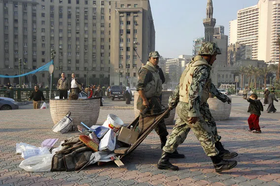 sotilaita kairon tahrir-aukiolla