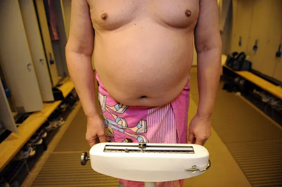 Ylipainoinen mies vaa'alla