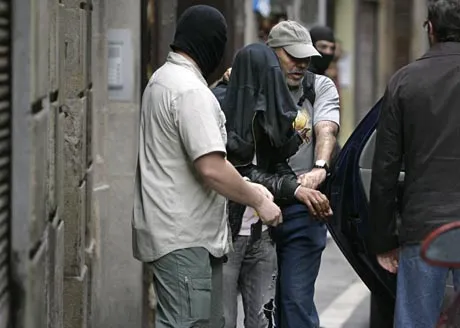 poliisi pidättää terroristiepäiltyjä barcelonassa