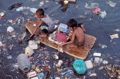 meret ovat täynnä muovijätettä