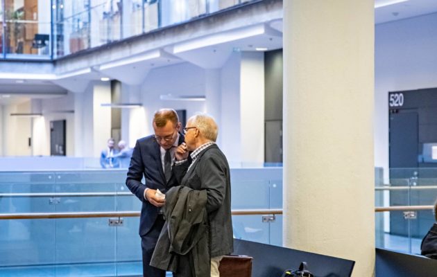 Syytettyä vanhempaa konstaapelia avustava asianajaja Matti Nurmela (vas.), rikoskomisario Kari Lintilä ja asianajaja Antti Riihelä valmistautuvat istuntopäivään 7. toukokuuta 2019.