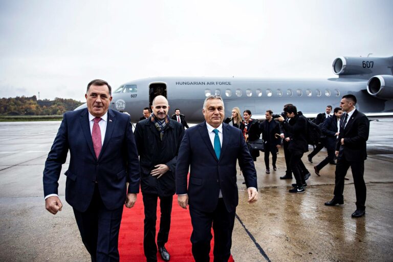 Milorad Dodik (vas.) ja Unkarin pääministeri Viktor Orbán 6. marraskuuta Banja Lukassa.