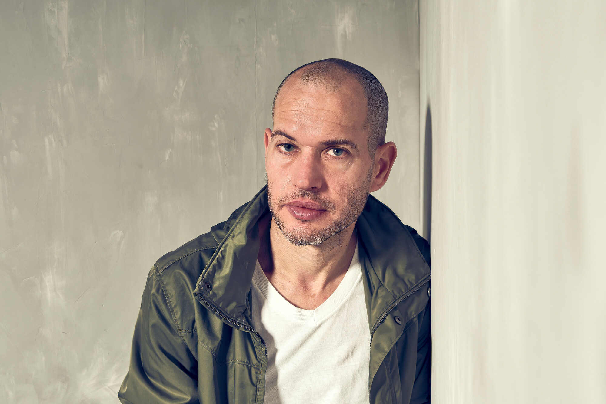 ”Minuun suhtaudutaan kuin kantaisin pommia” – Yes on hävytön satiiri Israelista