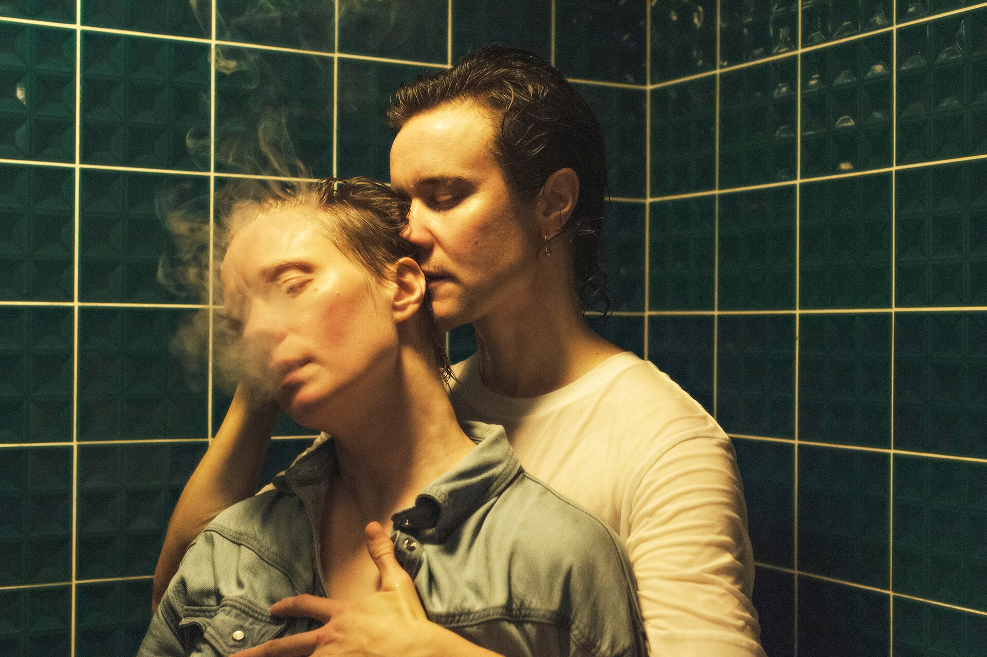 Intiimiä mutta julkista queer-kosketusta – Theoria on tanssiteos halusta ja kaipuusta